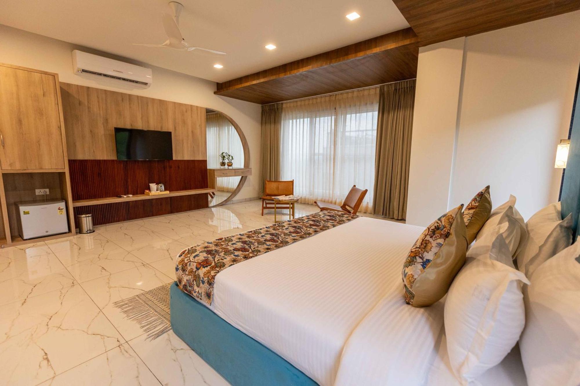 Suramya-A Luxury Boutique Hotel อุเดเปอร์ ภายนอก รูปภาพ